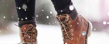 Скользкая подошва на зимней обуви: что надо сделать, чтобы зимние сапоги и ботинки не скользили зимой на льду, в гололед?